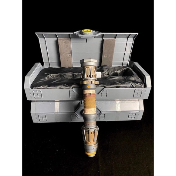 New Star Wars Galaxy Edge REY SKYWALKER LEGACY LIGHTSABER Yellow Disney Sold Out - Picture 2 of 12